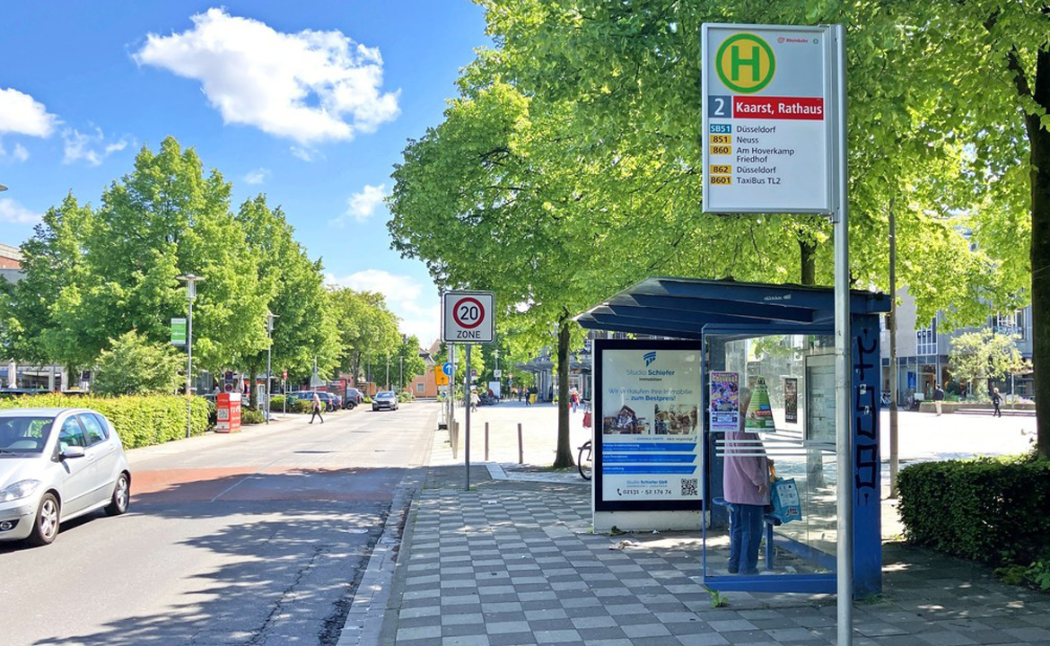 Die Bushaltestelle vor dem Rathaus in Kaarst. 